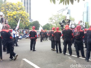 Buruh Kesal! Iuran BPJS Kesehatan Naik 100%, UMP Cuma 8,5%