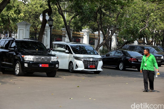Melihat Mobil Pribadi Prabowo yang Pakai Pelat 1-00 Saat ke Istana
