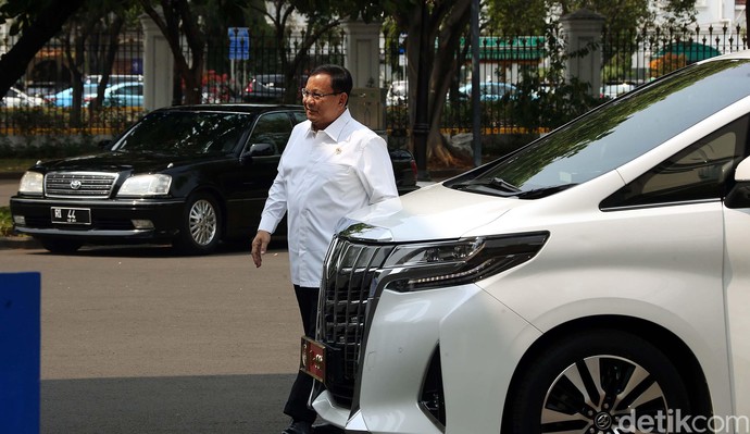Melihat Mobil Pribadi Prabowo yang Pakai Pelat 1-00 Saat ke Istana