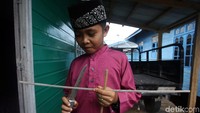 Bermain layang-layang jadi salah satu hiburan yang mengasyikan bagi anak-anak di wilayah tersebut.