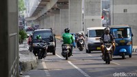 Kurangnya kesadaran untuk mematuhi peraturan dan minimnya pengawasan dari pihak terkait membuat para pemotor tak jera melakukan aksi lawan arus tersebut.