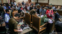 Seusai sidang, mereka langsung membayar denda di tempat.
