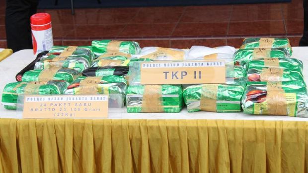 Polisi menemukan 23,6 Kg sabu dan 1.900 butir pil Happy Five (H5).
