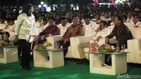 Sejumlah kader PKB yang lain pun terlihat kompak mengenakan kemeja berwarna putih. Acara dimulai dengan menyanyikan lagu Indonesia Raya dan mars PKB.