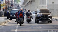 Sejumlah pemotor nekat melawan arah saat melintas di kawasan Blok A, Jakarta, Kamis (31/10/2019).