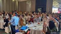 Para peserta kemudian dipandu untuk memainkan sejumlah lagu, antara lain Bengawan Solo dan We Are The Champion dari band legendaris Queen. Secara serempak, para operator kereta api se-ASEAN itu memainkan alunan angklung.
