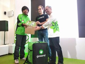 Ades Gaet Gojek, Ajak Masyarakat Kumpulkan Sampah Plastik