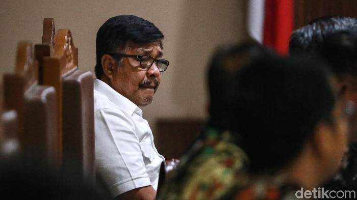 Eks Gubernur Sulawesi Tenggara Nur Alam didampingi tim kuasa hukum membacakan berkas memori peninjauan kembali, di Pengadilan Tipikor, Jakarta.