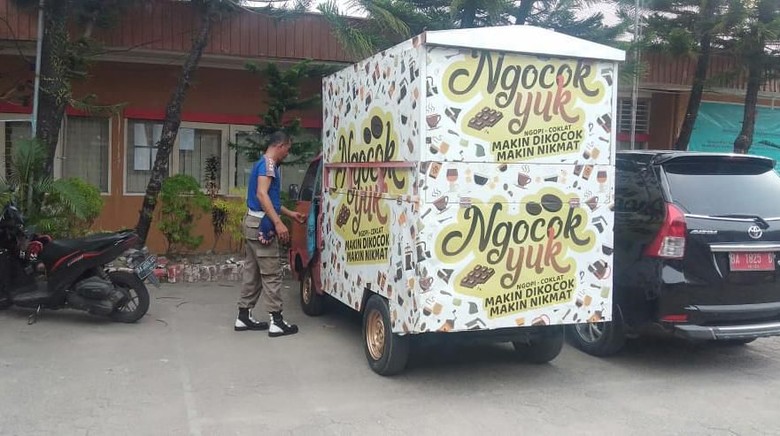 Satpol PP Padang Amankan Mobil Penjual Minuman Ngocok Yuk