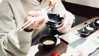 Foto: Instagram @leeseunggi.officialAkan menyantap yakiniku, Lee Seung Gi sudah terlihat bahagia dengan senyum manisnya.