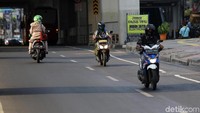 Aksi nekat tersebut dilakukan demi mempersingkat waktu tempuh perjalanan.