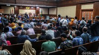 Warga mengantre sidang yustisi terkait pelanggaran Izin Mendirikan Bangunan (IMB) di PN Jakarta Pusat, Kamis (31/10/2019).