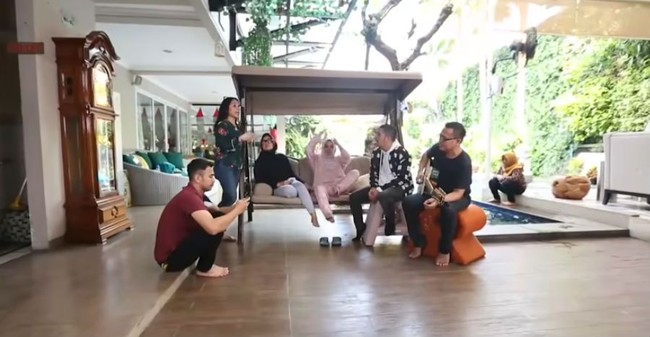 Dulu waktu neneknya masih ada ini buat nenek-kakek. Kan kasihan. Jadi kita pikirin karena kamar bawah cuma satu, kamar tamu di atas, kamar oma nya dia (Nagita). Supaya kakeknya nggak cape, ungkap wanita yang berprofesi sebagai pengusaha ini. Foto: YouTube/Rumah Seleb MNCTV