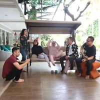 Dulu waktu neneknya masih ada ini buat nenek-kakek. Kan kasihan. Jadi kita pikirin karena kamar bawah cuma satu, kamar tamu di atas, kamar oma nya dia (Nagita). Supaya kakeknya nggak cape, ungkap wanita yang berprofesi sebagai pengusaha ini. Foto: YouTube/Rumah Seleb MNCTV