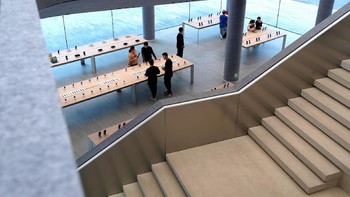 “Kami tak lagi menyebutnya toko retail, kami menyebutnya plaza komunitas, terbuka untuk setiap orang,” kata Herman Zhu, CMO of Huawei Consumer Business Group. Foto: Reuters