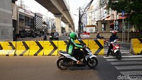 Selain membahayakan diri sendiri, aksi tak patut ditiru itu juga dapat membahayakan keselamatan pengguna jalan lainnya.