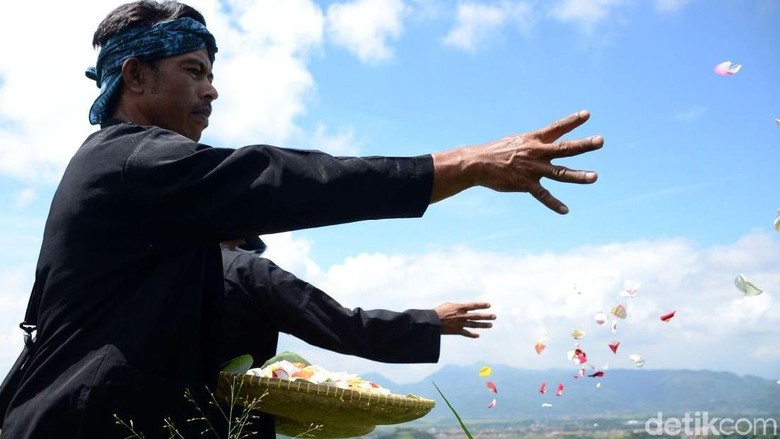 Lelaki di Kampung Adat Cirendeu, Cimahi (Yudha Maulana/detikcom) Lelaki di Kampung Adat Cirendeu, Cimahi (Yudha Maulana/detikcom)