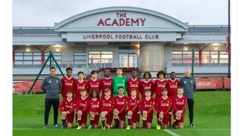 Mungkin Arsenal bisa mengalahkan Liverpool kalau timnya para bocah ini. Foto: Twitter