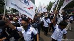 Aksi Buruh Kepung Kemnaker Minta Naik Gaji