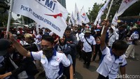Ketiga, para buruh keberatan dengan dinaikkannya iuran BPJS Kesehatan yang naik 100%.