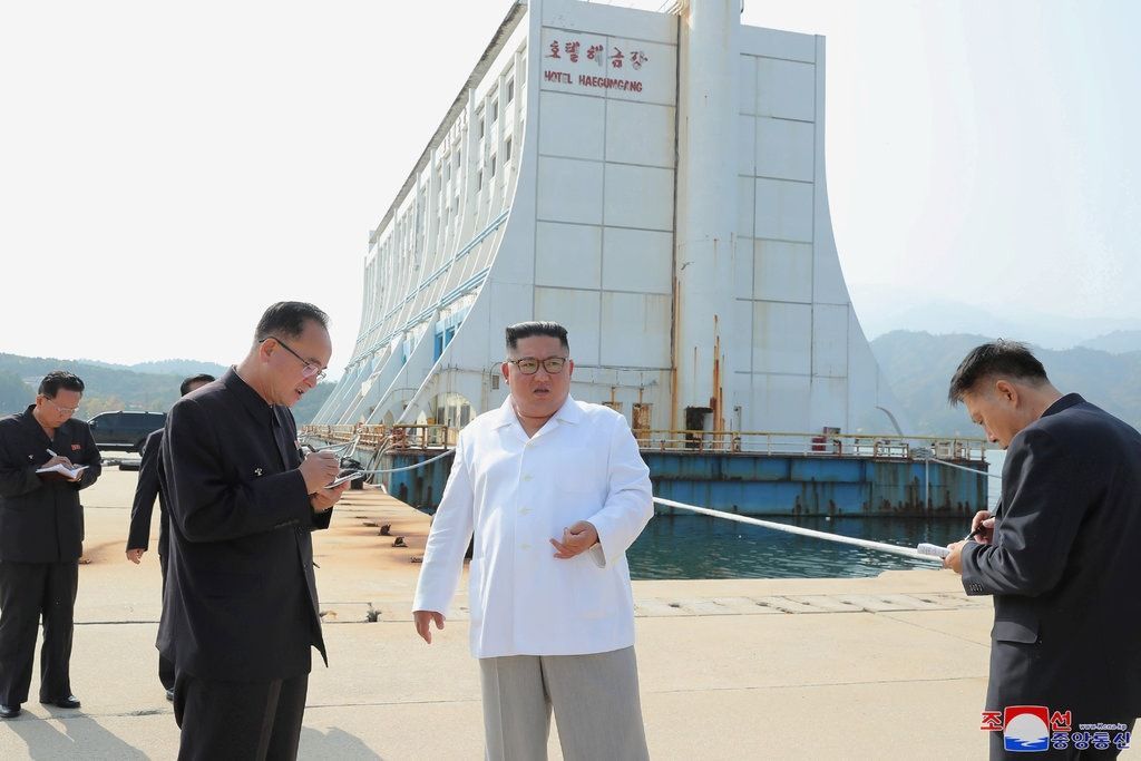 Kim saat meninjau hotel di kawasan Kumgang, Korea Utara.