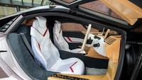 Menengok ke dalam kabin, NCV dibalut interior serba kayu, dengan setir model dua palang yang sudah memiliki shifter gigi. Tidak banyak diungkap tentang bagaimana di balik kap mesin, namun disebutkan untuk sumber energi yang digunakan menggunakan hydrogen fuel cell dan hanya bisa berjalan maksimal 20 kilometer per jam. Foto: Carscoops