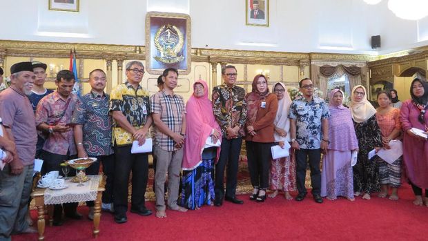 Gubernur Sulsel Beri Bantuan Biaya Pembangunan ke Korban Kebakaran Makassar