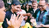 Potong tumpeng jadi kegiatan Nico saat blusukan jelang pemilihan legislatif kemarin. Ia nampak akrab dengan warga sekitar. Foto: Instagram junicosiahaan