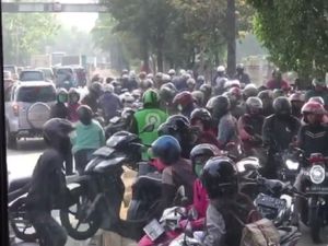 Pemotor Bahu-Membahu Kangkangi Pembatas Busway