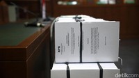 Tumpukan berkas perkara itu dibawa ke dalam ruang sidang.