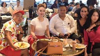 Saat menikmati hidangan di sebuah restoran di salah satu hotel, Ratu Meta mengajak Zaskia Gotik yang selama ini dikenal baik oleh Ratu Meta. Foto: Instagram @ratu_meta705