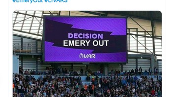 Meme kocak bahwa VAR sudah memutuskan pelatih Arsenal, Unay Emery out. Foto: Twitter