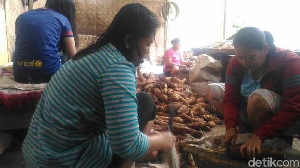 Masyarakat yang tengah mengolah singkong