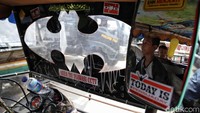 Selain itu, odong-odong juga kerap ditemukan beroperasi di jalan raya sehingga dapat membahayakan pengguna jalan lain. Pemerhati Masalah Transportasi Budiyanto pun mengatakan odong-odong melanggar Undang-Undang No 22 tahun 2009 Tentang Lalu Lintas dan Angkutan Jalan serta Peraturan Pemerintah No 55 Tahun 2012 Tentang Kendaraan Standar Pelayanan Minimal Angkutan Umum.