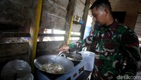 Seorang prajurit TNI tengah memasak di Pos TNI Sekatung, Kabupaten Natuna, Kepulauan Riau.