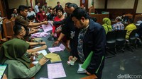 Warga antre untuk melakukan pembayaran.
