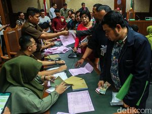 Antrean Warga Bayar Denda IMB Hingga Puluhan Juta Rupiah