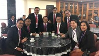 Sambil minum kopi, pria kelahiran Bandung ini sedang berdiskusi dengan rekan politisi lainnya. Nampak ada Djarot Saiful Hidayat dan Rano Karno yang ada di dekat Nico. Foto: Instagram junicosiahaan