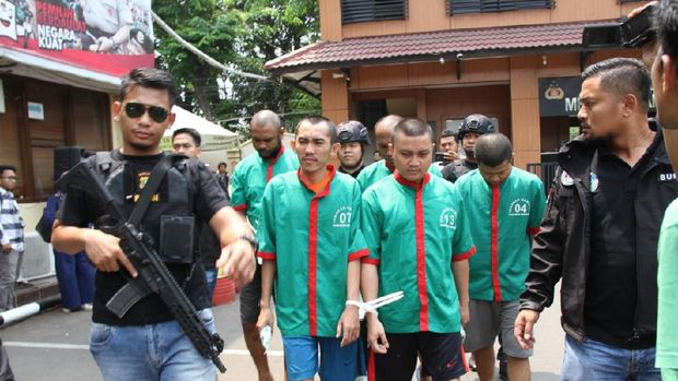 Polisi menangkap sejumlah tersangka.