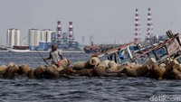 Batu pondasi cakar ayam yang berfungsi untuk menahan pasir reklamasi terbawa arus sehingga sering membuat kapal nelayan tersangkut di Pulau Reklamasi itu.