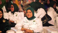 Selain itu, terlihat pula Menteri Tenaga Kerja Ida Fauziyah.