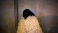 Hii... ada seorang perempuan di sudut yang menutup wajahnya dengan rambut.