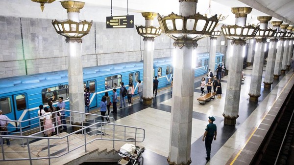 Metro atau kereta bawah tanah di negara Uzbekistan menjadi sarana transportasi untuk publik, namanya Metro Tashkent. Namun ada sesuatu yang berbeda dari stasiun kereta ini. (Taylor Weidman/BBC)