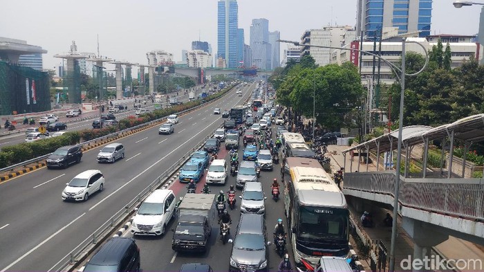 Ada Demo Buruh di Kemnaker, Lalin di Gatot Subroto Macet