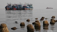Para nelayan di Muara Angke, Penjaringan, Jakarta Utara mengeluhkan keberadaan Pulau G yang kerap kali mengganggu aktivitas melaut mereka.