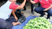Sosialisasi ke warga, Nico tak segan mampir ke pasar. Kali ini ia mengunjungi Pasar Kiaracondong sambil melihat-lihat ragam sayur segar. Foto: Instagram junicosiahaan