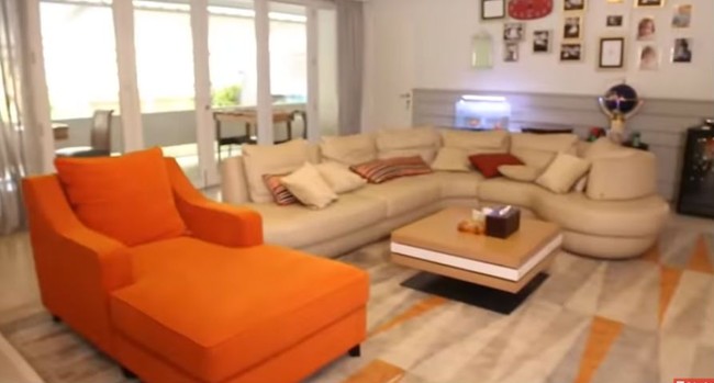 Naik ke lantai dua, terdapat ruangan khusus untuk menerima tamu. Di area ini ada banyak bingkai foto yang menghiasi dinding. Untuk menerima tamu-tamu spesial di sini, jelas Raffi. Foto: YouTube/Rumah Seleb MNCTV