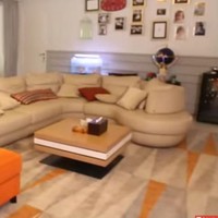 Naik ke lantai dua, terdapat ruangan khusus untuk menerima tamu. Di area ini ada banyak bingkai foto yang menghiasi dinding. Untuk menerima tamu-tamu spesial di sini, jelas Raffi. Foto: YouTube/Rumah Seleb MNCTV