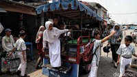 Tak cuma menjadi hiburan anak-anak, odong-odong yang biasanya dirancang menggunakan basis mobil atau sepeda motor ini juga kerap dimanfaatkan untuk menjadi alat transportasi alternatif bagi warga.