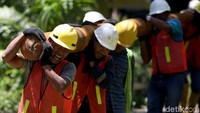 Berpeluh karena menguras tenaga, tentu dirasakan para pekerja di tengah medan berbukit seperti kaki gunung Ranai. Namun berkat arahan pimpinan yang jelas dan kekompakan luar biasa, pekerjaan pemasangan tiang itu terasa lebih cepat.